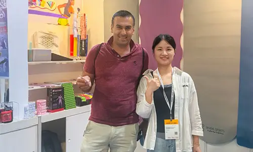 요가매트가 주목을 받으며 건강한 생활에 대한 새로운 트렌드가 인기를 얻고 있습니다.