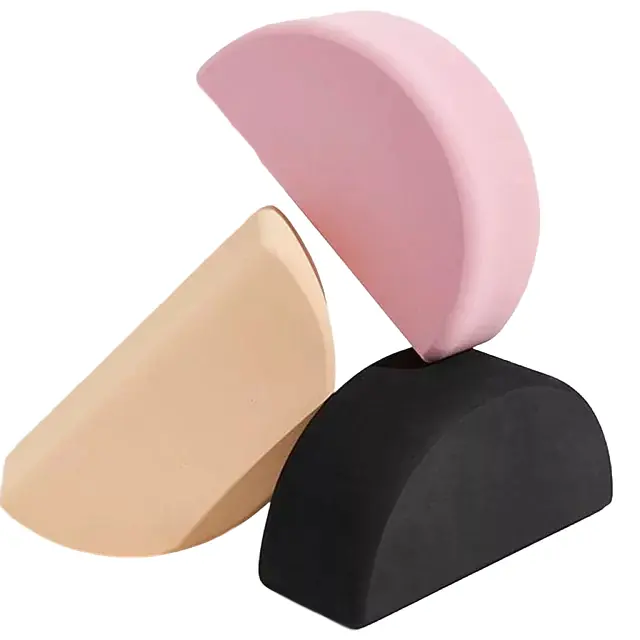 반달 모양의 요가 블록